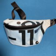 Bauchtasche aus gebrauchter Plane. 11